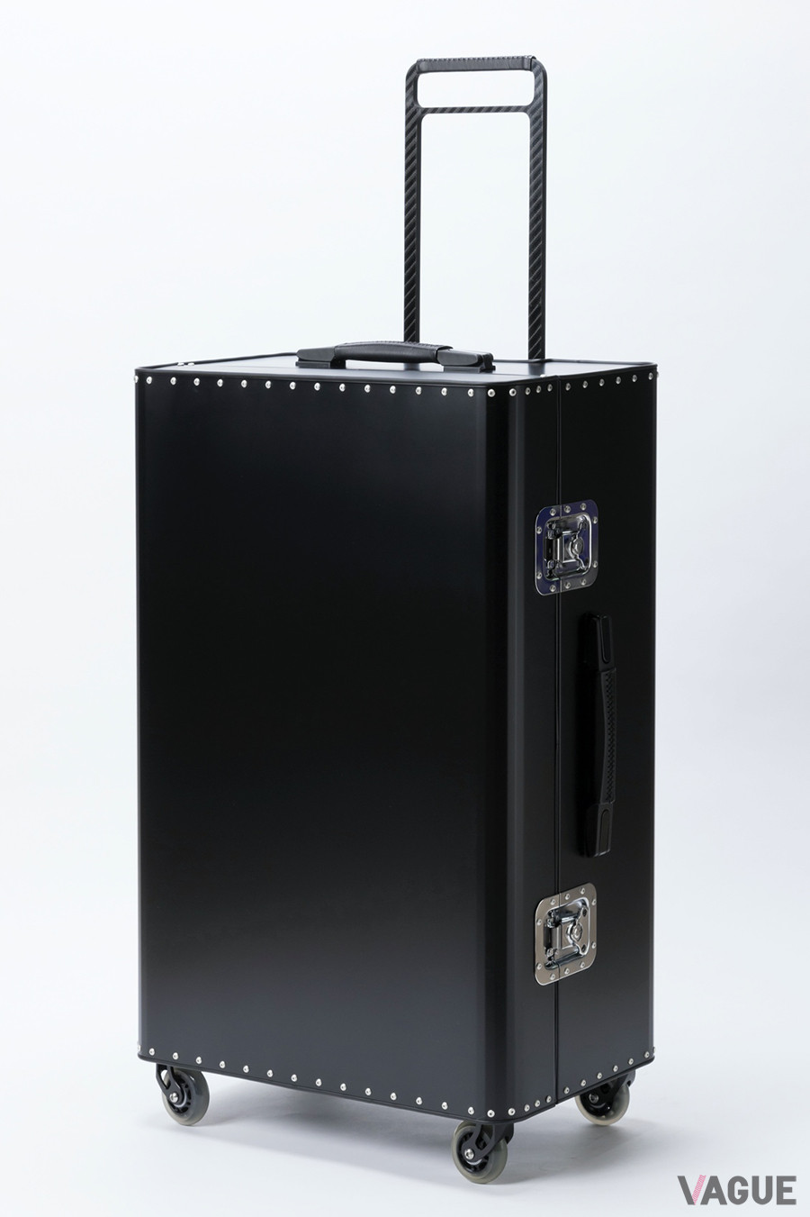 チタンをあえてブラックにペイントしたスーツケース。横幅47cm×高さ73cm×厚み27cm。プライスは100万円ほど