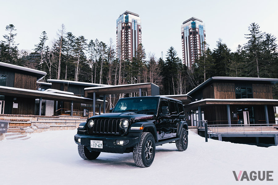 ジープ「ラングラー・アンリミテッド・ルビコン」の後ろに2つのタワーが「リゾナーレ・トマム」