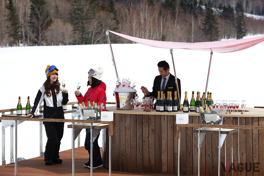 雪山の楽しみ方はスキーやスノボだけじゃない。雪山だからこそシャンパン！