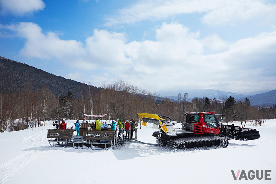 シャンパンバーは、絶景ポイントまで移動。遊覧途中もまた楽しい