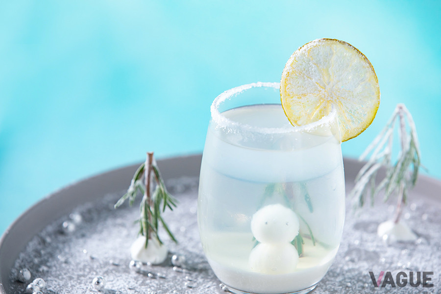 ライムジュースの「マルガリータ」にコアントローを合わせた「スノーカクテル」