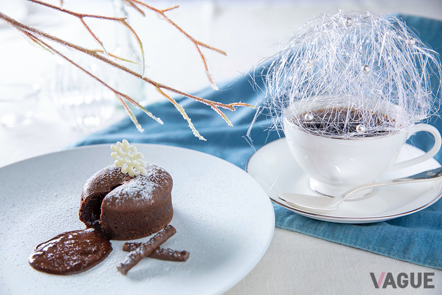 温かいケーキの上に結晶の形をしたホワイトチョコレートと、霧氷がついた枝を表現したチョコを添えた「霧氷フォンダンショコラ」と、霧氷をイメージした真っ白な飴細工を添えた「霧氷コーヒー」