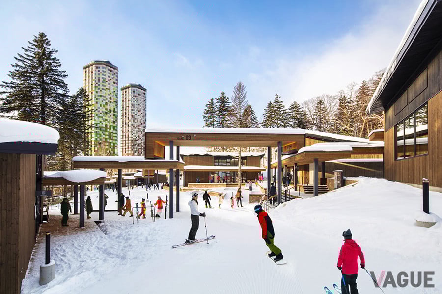 霧氷テラスが目的の人には、カップルやグループ、小さな子ども連れ家族など、利用シーンに合わせて選べる部屋が揃った「トマム ザ・タワー（写真左奥）」への宿泊がオススメ