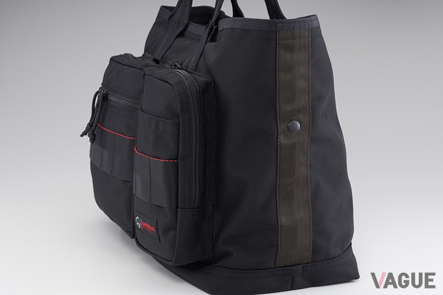 Mercedes-Benz×BRIEFING BUCKET Lの側面。フロント部には左右非対称のジップポケットがつく