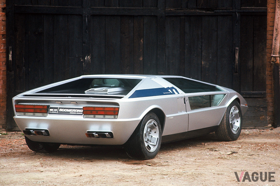 ベースとなったマセラティ「ボーラ」の面影があるとしたら、このリアビューに若干感じることができる