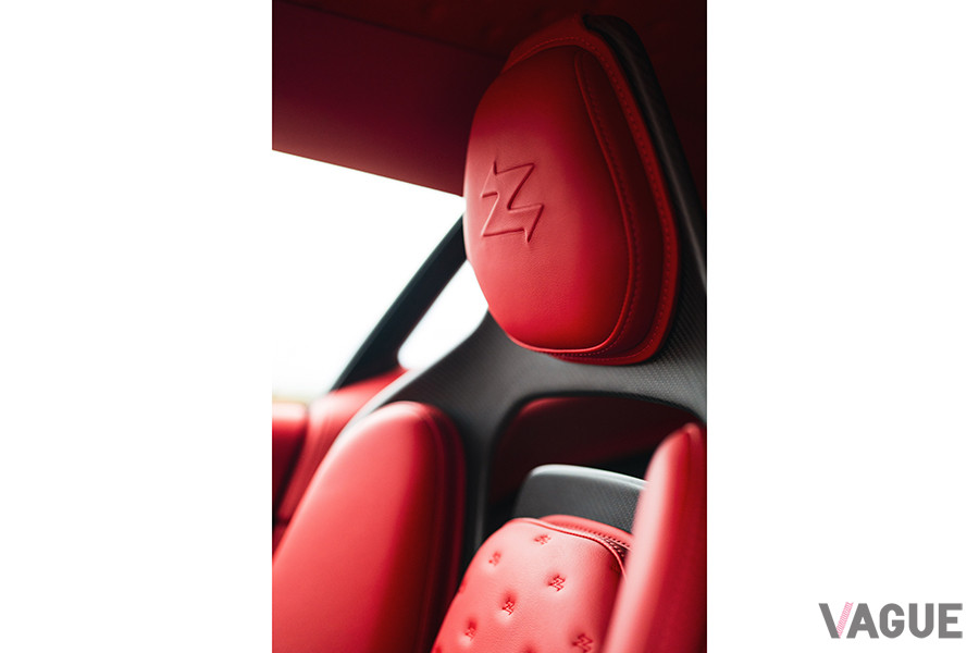 ザガートの頭文字とかたどった「Z」が型押してあるヘッドレスト