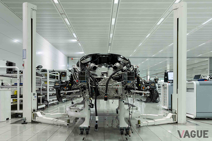 英国ウォーキングにあるマクラーレンプロダクションセンターで生産が開始され、2020年2月からデリバリー予定