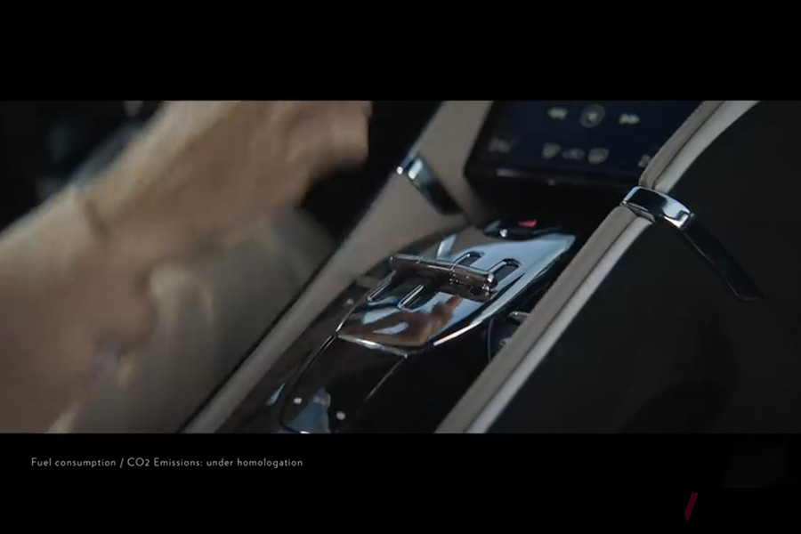 フェラーリ「ローマ」のシフトセレクター（出典：フェラーリ版「甘い生活」公式SNS動画より）