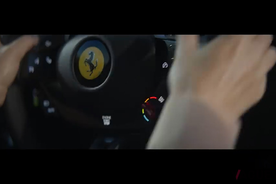フェラーリ「ローマ」のマネッティーノのダイアルが見える（出典：フェラーリ版「甘い生活」公式SNS動画より）