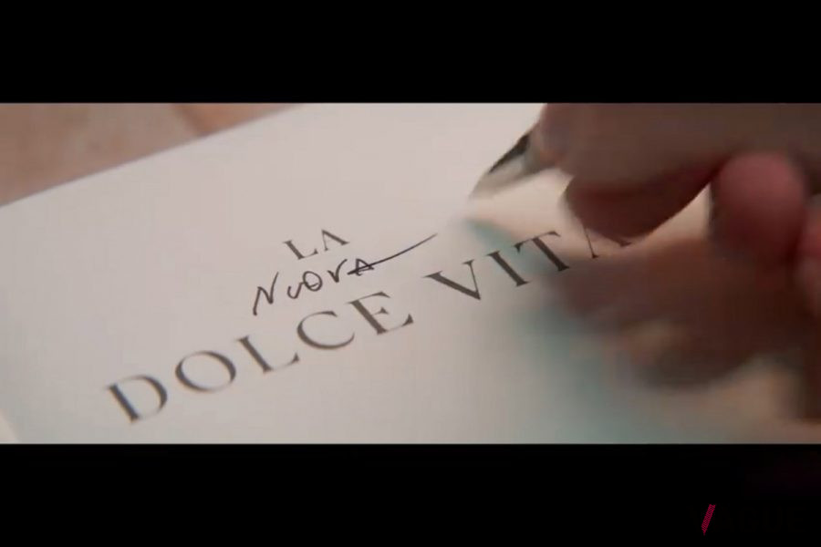 小説「甘い生活」に「NUOVA（新）」と書き添える男性（出典：フェラーリ版「甘い生活」公式SNS動画より）