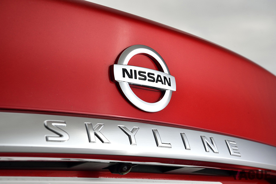 フロントグリルその他の「INFINITY」のバッヂが「NISSAN」に変更