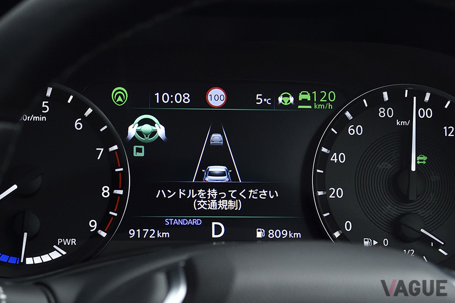 ハンドル支援作動状態は、グリーンの表示色のときは、ハンズオンでの車線内走行が可能な状態。カーブの大きさに応じた減速機能や標識認識による設定車速変更ができる