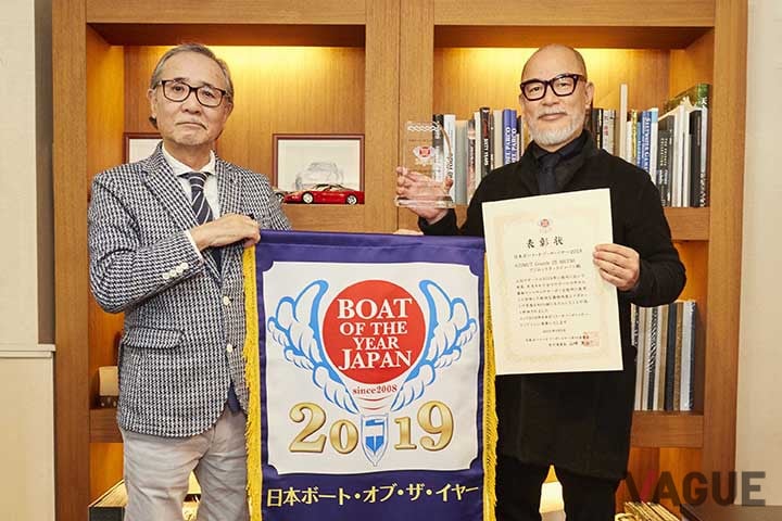 日本ボート・オブ・ザ・イヤー実行委員長 山崎憲治氏（左）と安田造船所代表取締役 野澤隆之氏（右）