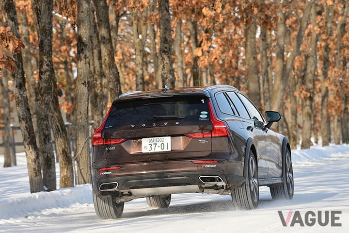 専用フロントグリルや専用フロント／リアバンパーなどエクステリアはV60CC専用パーツが多い