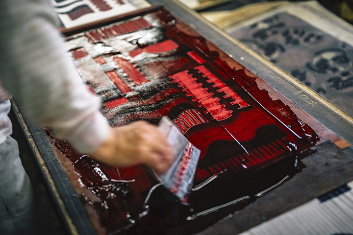 経糸の捺染作業をとらえた写真。 Photo Kosuke Tamura