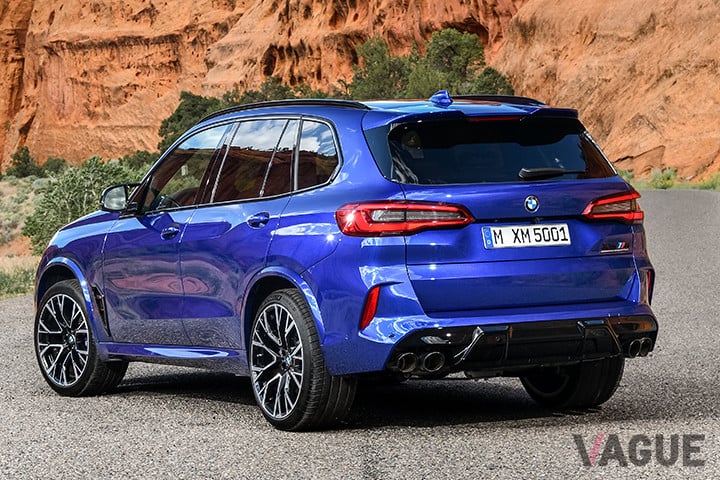 新型「X5 M」。車両重量は2400kg