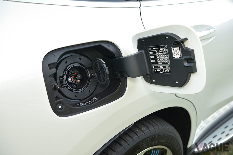 こちらは直流急速充電（CHAdeMO）用充電リッド。右リアタイヤ上の、通常なら給油口のある部分充電時間は約80分