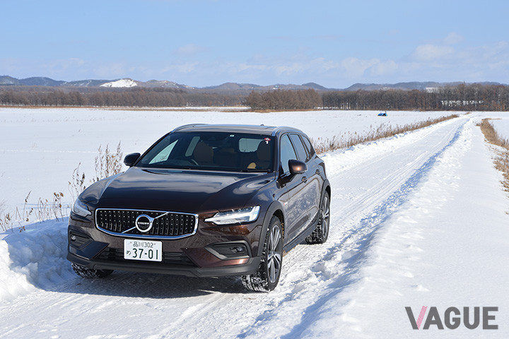 雪原の中のボルボV60CC