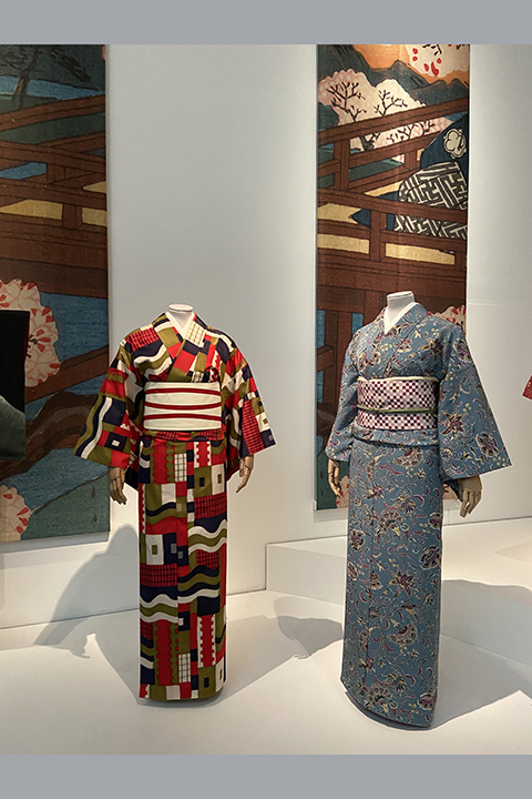 〈参考〉ヴィクトリア＆アルバート博物館で開催されている展覧会Kimono Kyoto to Catwalkでの「21世紀銘仙」の展示風景。 （写真左）