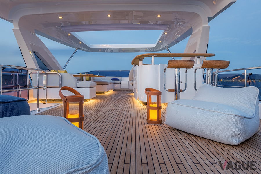 AZIMUT Grande25 METRIのフライブリッジ