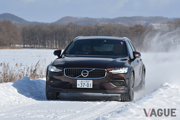 メカニカルなAWDシステムを持つV60CCは、北海道など降雪地域でも安心して走行できる