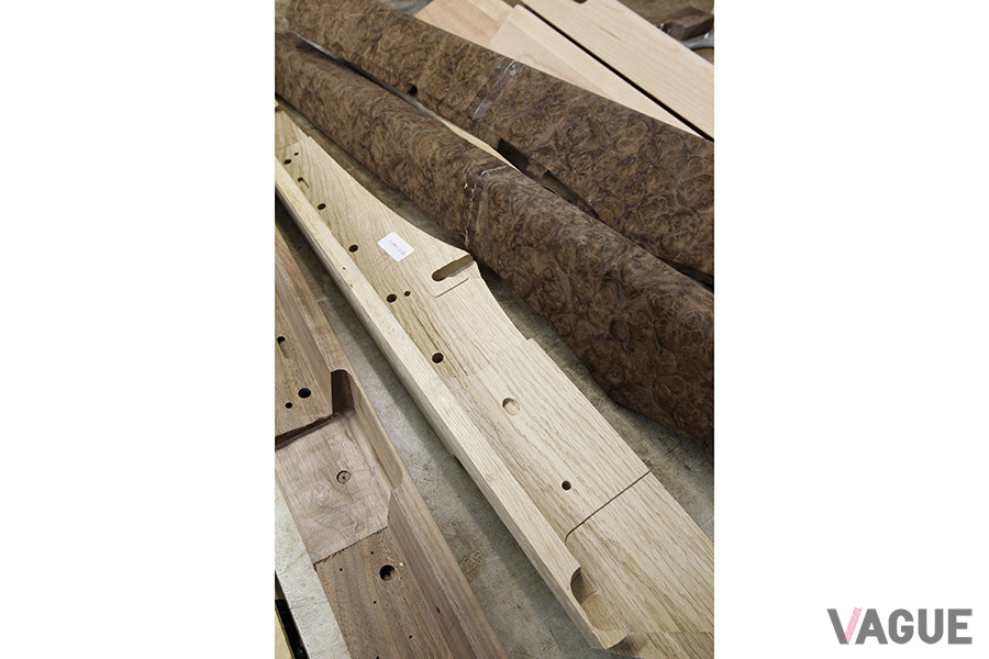 ウォールナット、チェリー、またはオークなどの無垢材が使用される