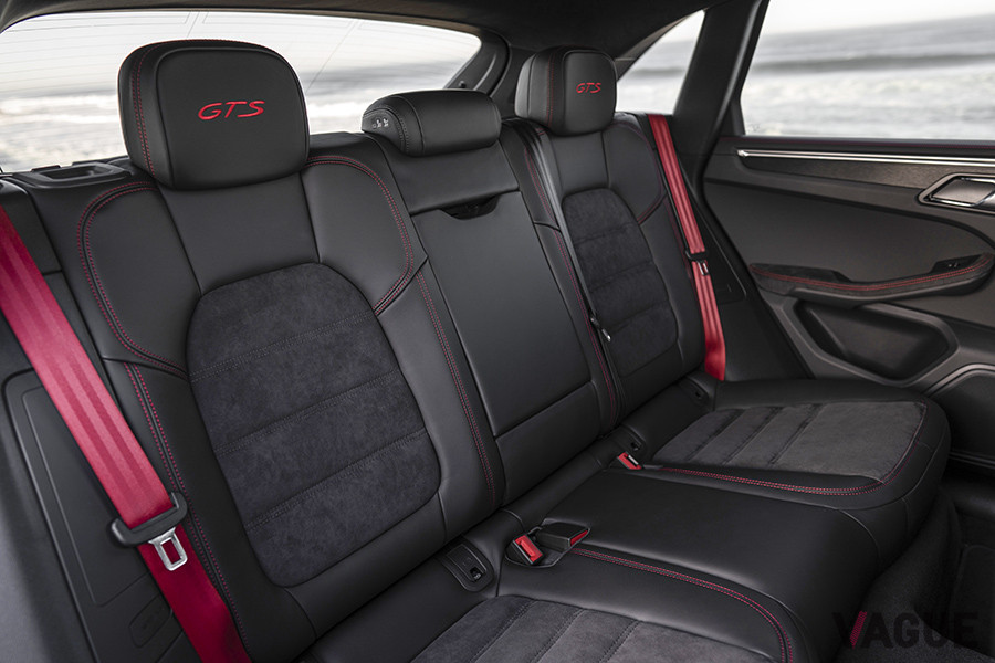 ヘッドレストに赤い「GTS」の文字が。ステッチやシートベルトもレッドだ