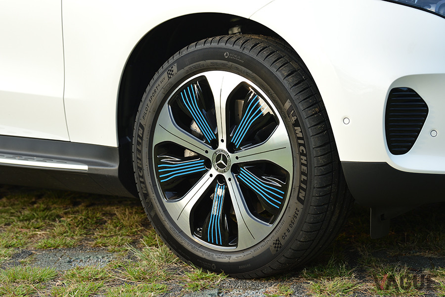 タイヤは前235/50R20、後255/45R20というサイズ