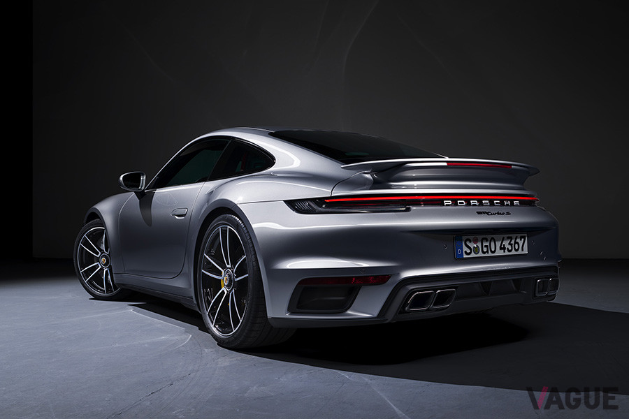 ポルシェ「911ターボS」。大型リアウイングはダウンフォースを15%強化する