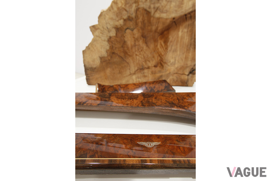 最終的にクリアで仕上げられ、美しい光沢を放つベントレーのウッドパネル