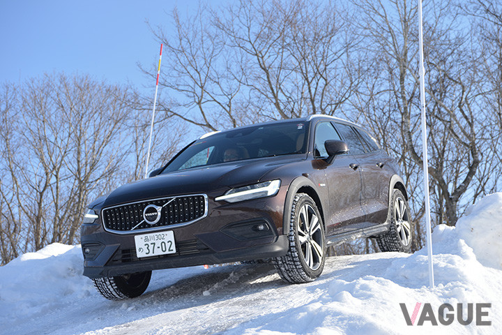 約30度の斜面を降りるV60CC。ドライブモードをオフロードモードにすると、自動的にヒルディセントコントロールが作動、急坂を下る際でも前進時10km／hを維持する
