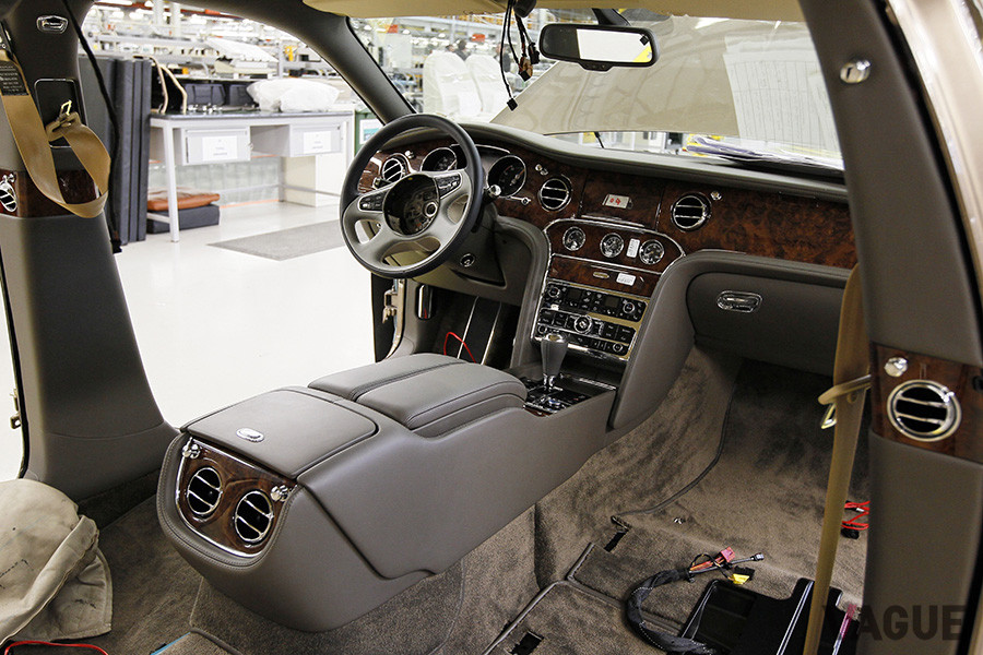 ミラーマッチされて車内に取り付けられたウッドパネル