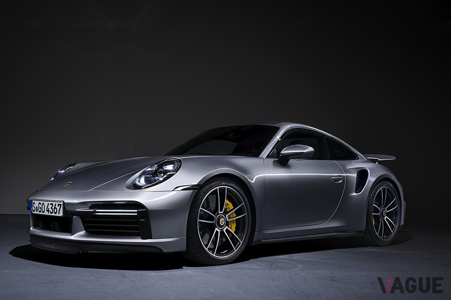 ポルシェ「911ターボS」。空気圧展開式フロントスポイラー