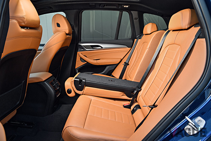 BMW「X3 M40i」のリアシート。40：20：40の分割可倒式