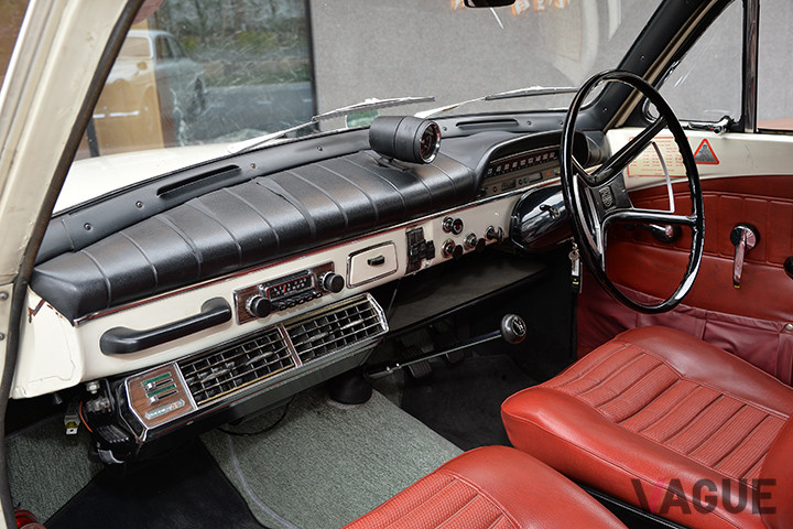 1970年製のボルボ「アマゾン 122S」のインテリア。助手席前にあるのは後付けのクーラー
