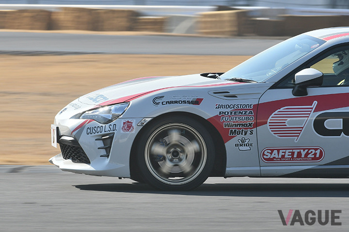 キャロッセのトヨタ86のタイヤサイズは215/45R17
