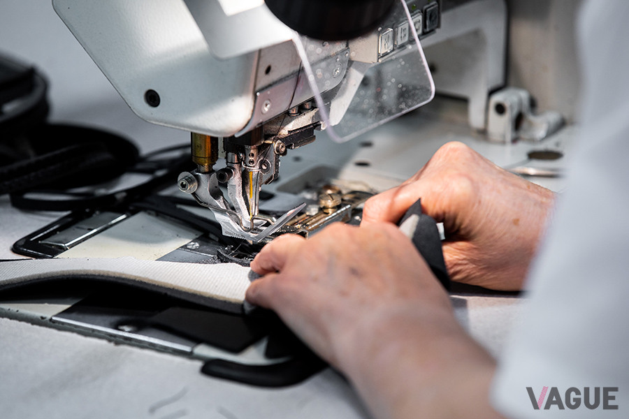 豪華なレザーインテリアの縫製、成形、仕上げには150時間が費やされる