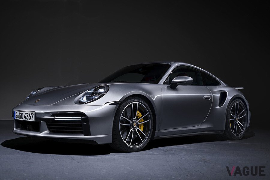 ポルシェ「911ターボS」。大型ウイングは可動式