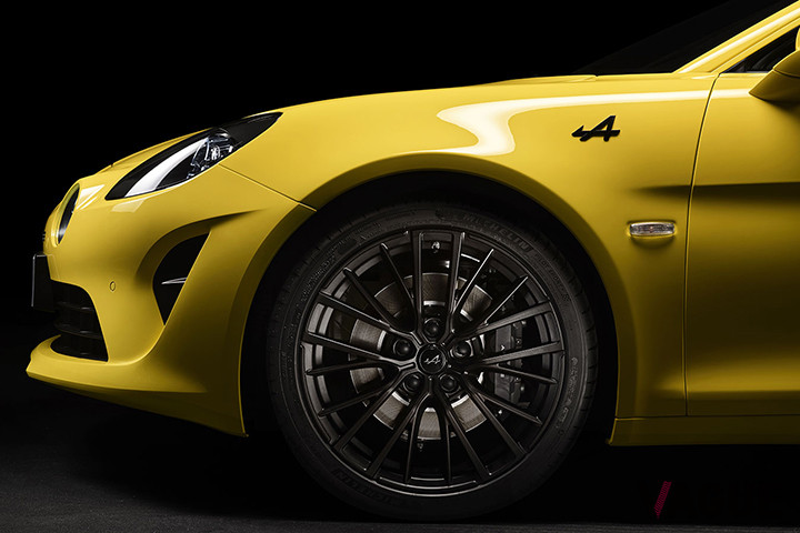 アルピーヌ「A110カラーエディション」。18インチ「GTレース」アルミホイール