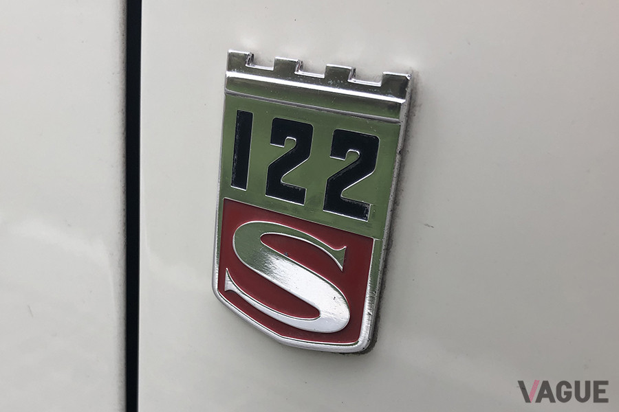 「122S」のエンブレム。ツインキャブエンジンの高性能バージョンだ
