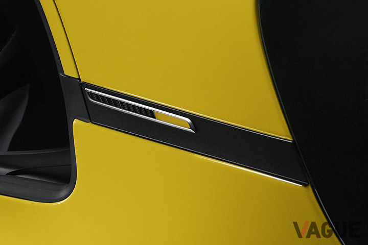 標準のA110にあるトリコロールバッジはカーボン／イエローのエンブレムに置き換えられる