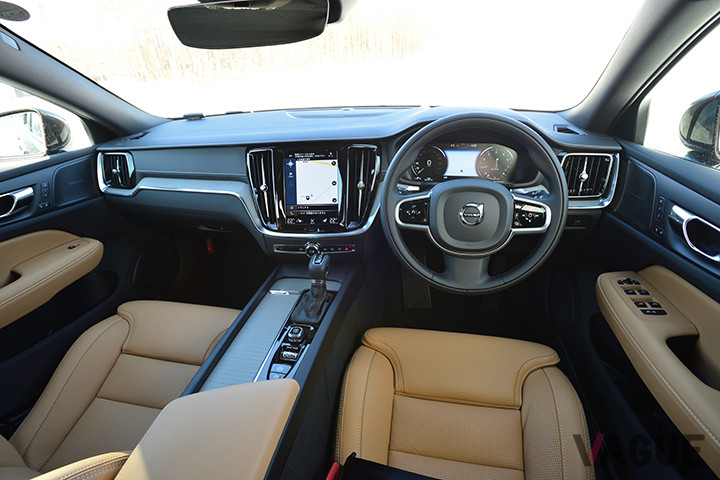 V60CCのインテリア。トランスミッションは8速AT