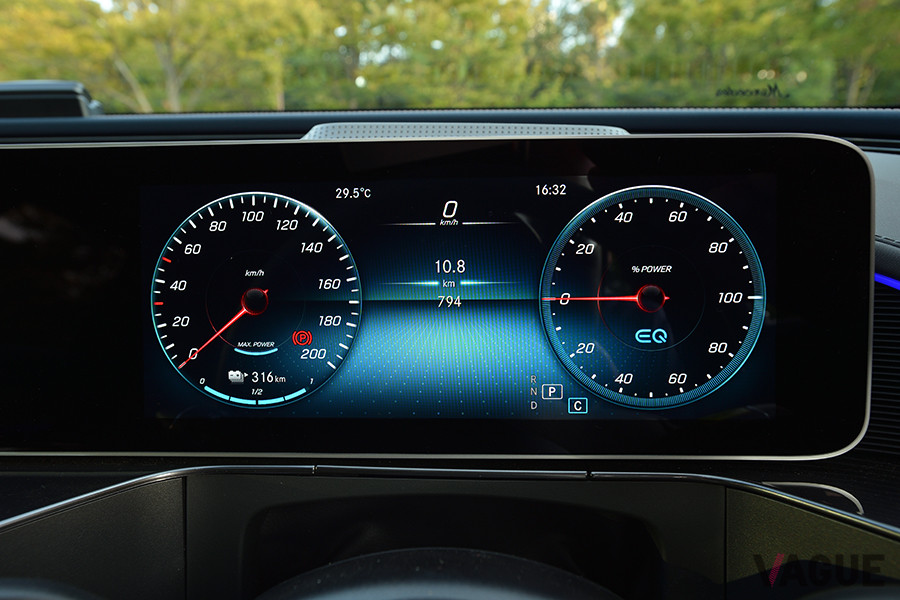 「EQC400 4MATIC」の10.25インチコックピットディスプレイ（デジタルメーター）
