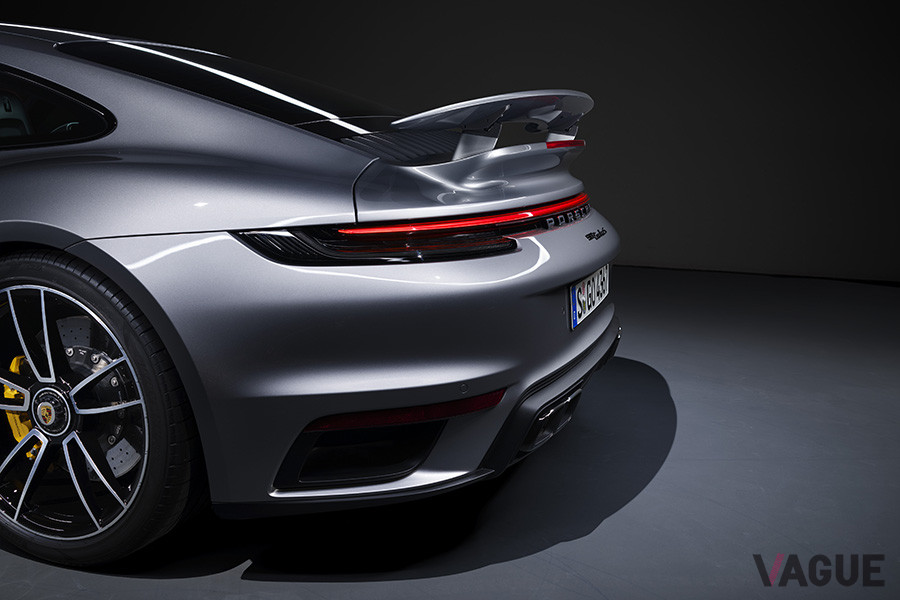 ポルシェ「911ターボS」。大型ウイングは可動式