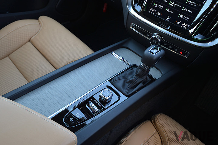 エンジンスタート／ストップの手前、パーキングブレーキの奥にドライブモード選択のスイッチがある