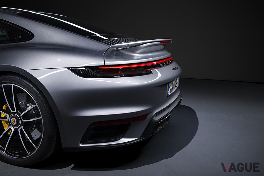 ポルシェ「911ターボS」。大型ウイングは可動式