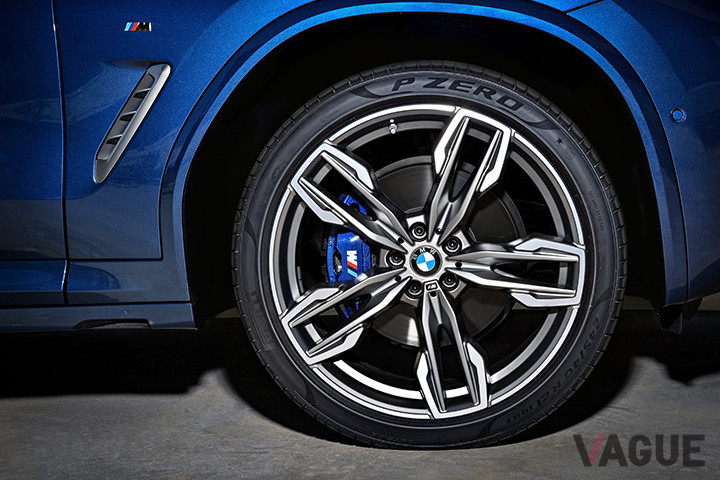 タイヤサイズはフロントが245／40R21、リアが275／35R21