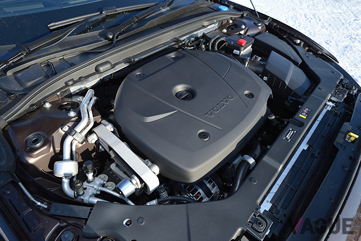 2リッター直列4気筒ターボエンジン。型式はB4204T23。254馬力／350Nmを発生する