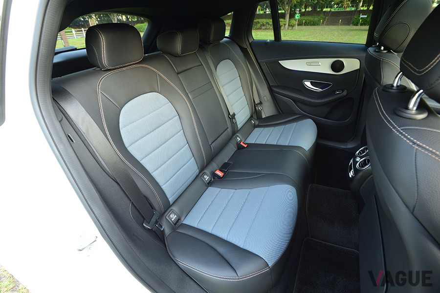 「EQC400 4MATIC」のリアシート