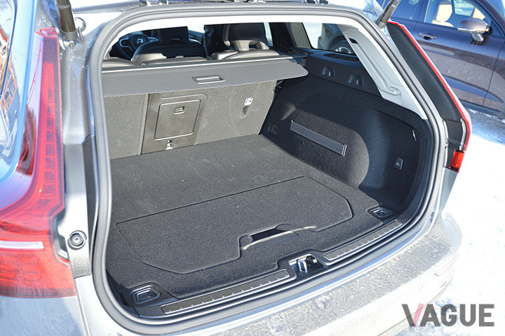 通常時の荷室容量は529リッター。ライバルのツーリングワゴンモデルと比較しても広い